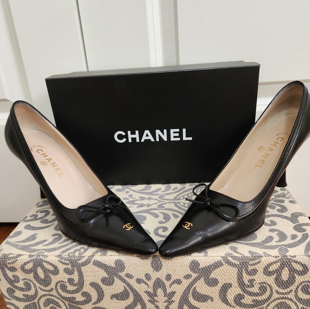 VINTAGE CHANEL Black Classic Pumps With Bow and Logo on Heel - Picture 3 of 10